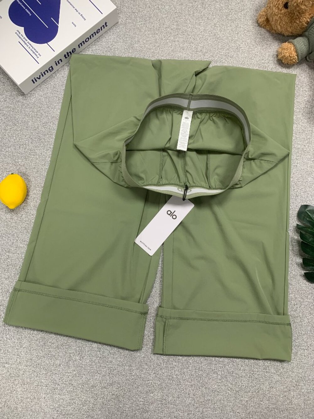 NWT ALO Yoga Dune Grass Trouser🧘♀️Downtown Athleisure Suit Up 30" Inseam - Picture 7 of 10